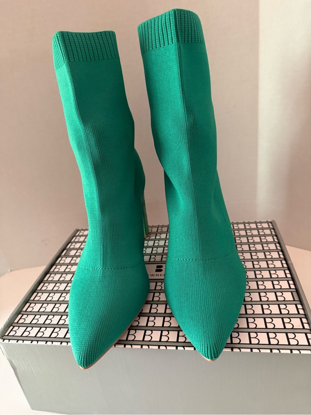 NEWBELLA Kelly Green Ribknit Pull On Pointed Boots Women’s 7.5 NEW